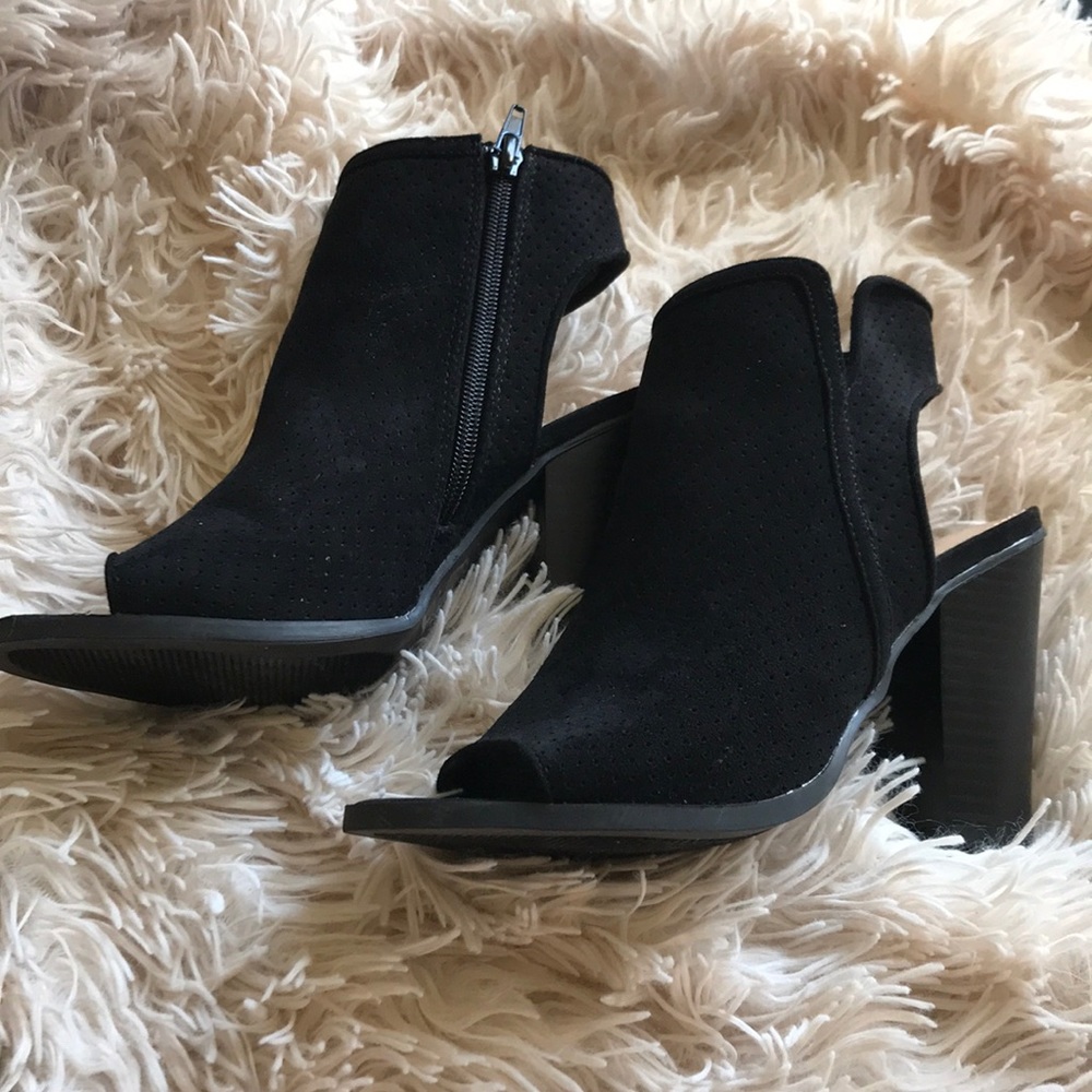 Open toed black heels 👠